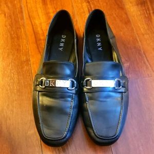 DKNY Black flat mocasines size 10W preowned